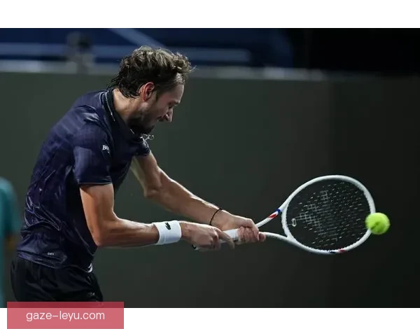 网球大师赛精彩回顾：梅德韦杰夫再度捧杯 赛季表现亮眼