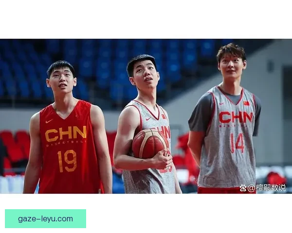 中国男篮全新阵容亮相备战世界杯 新星崛起引发热议 中国男篮全新阵容亮相备战世界杯 新星崛起引发热议
