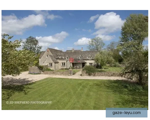 斯温登俱乐部发展历程与社区影响力全面解析 斯温登俱乐部发展历程与社区影响力全面解析