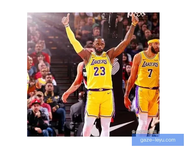 湖人逆转取胜詹姆斯精彩表现引爆全场球迷热情